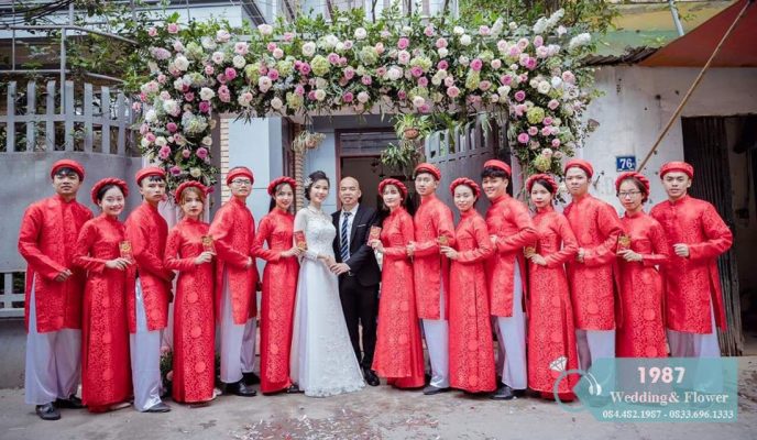 Đội nam nữ bê tráp lễ